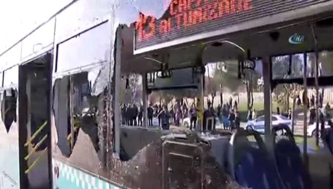 Üsküdar'da feci kaza! Halk otobüsü durağa daldı!