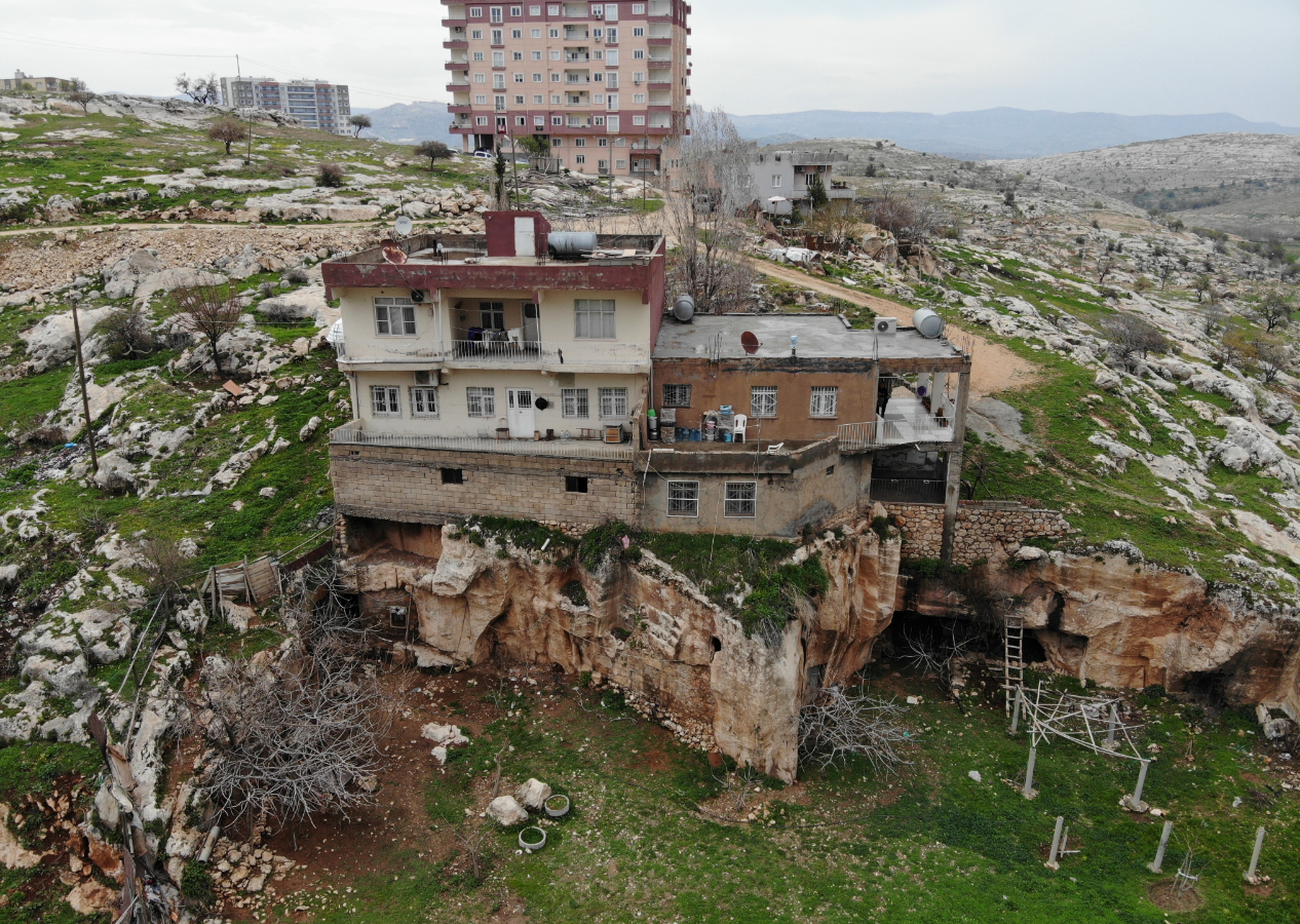 Görenler şaştı kaldı: Mağaranın üzerine 3 katlı bina yaptılar