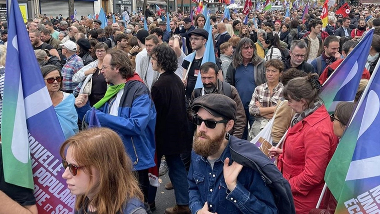 Fransa'da protestocular Louvre Müzesi'nin girişini kapattı! "Mona Lisa grevde"