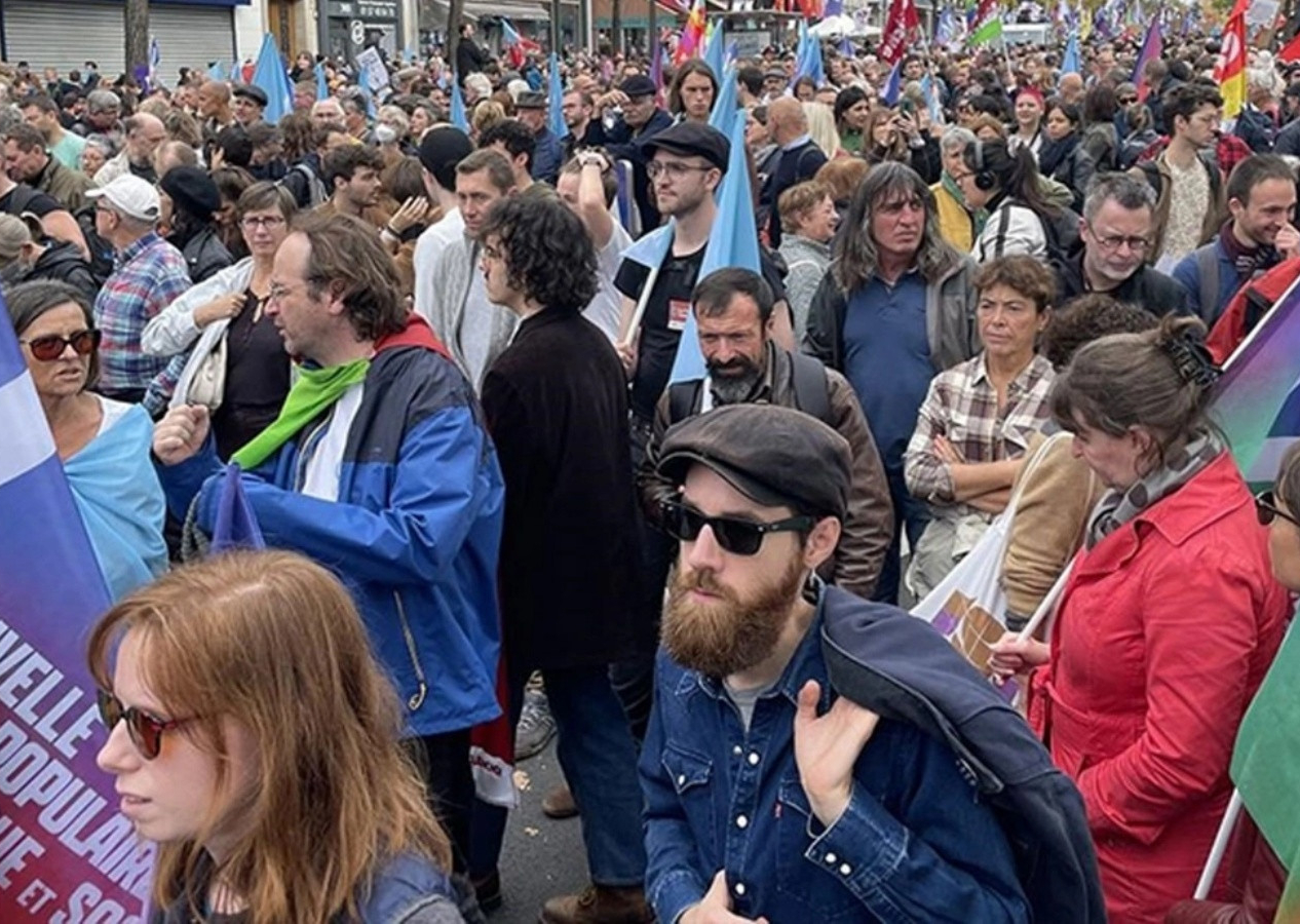 Fransa'da protestocular Louvre Müzesi'nin girişini kapattı! "Mona Lisa grevde"