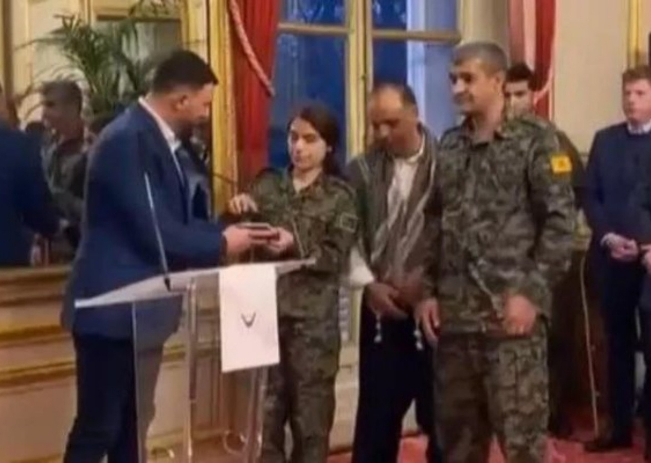 YPG'lilere madalya skandalı! Fransız Büyükelçi Dışişleri Bakanlığı'na çağrıldı