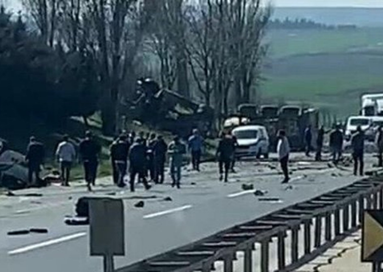 TEM Otoyolu'nda zincirleme kaza: 6 ölü, 3 yaralı! Kaza anları kamerada...