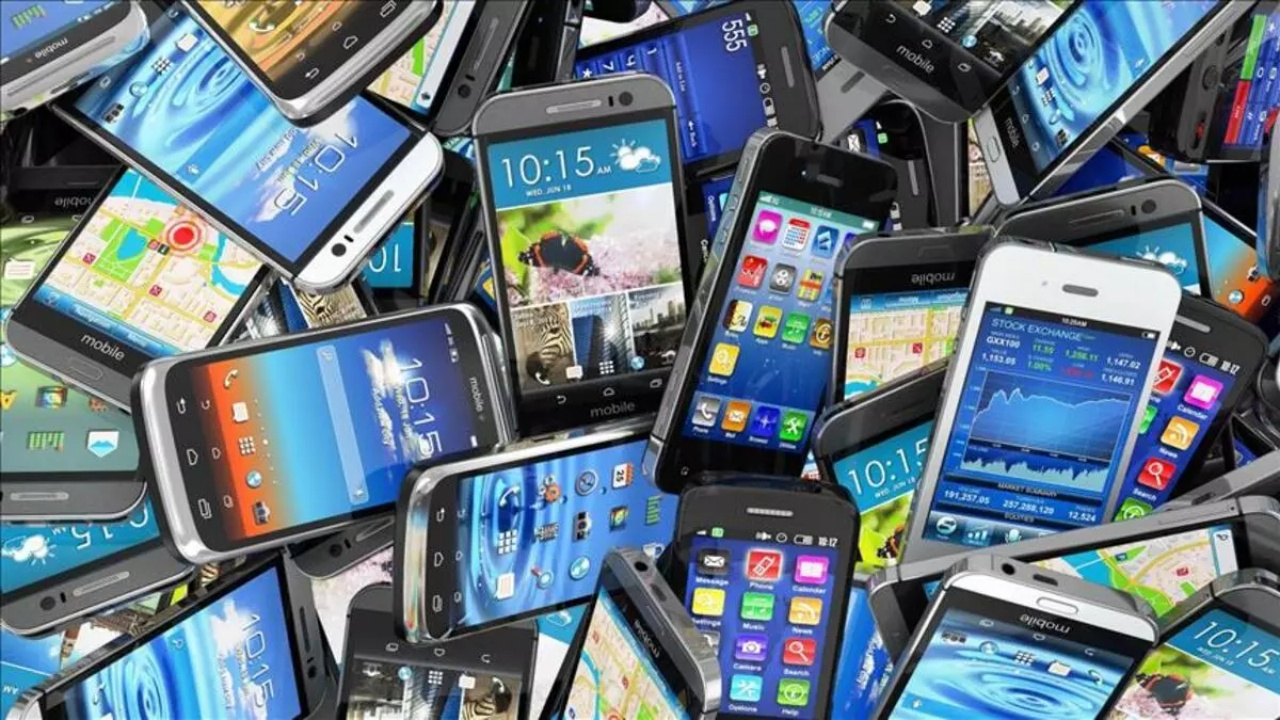 İthal cep telefonuna zam iptal edildi