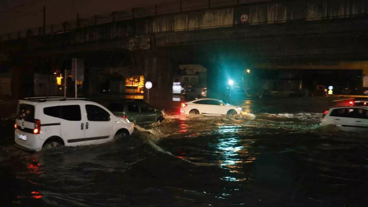 Adana'da yollar sular altında kaldı! Ağaç yola devrildi...