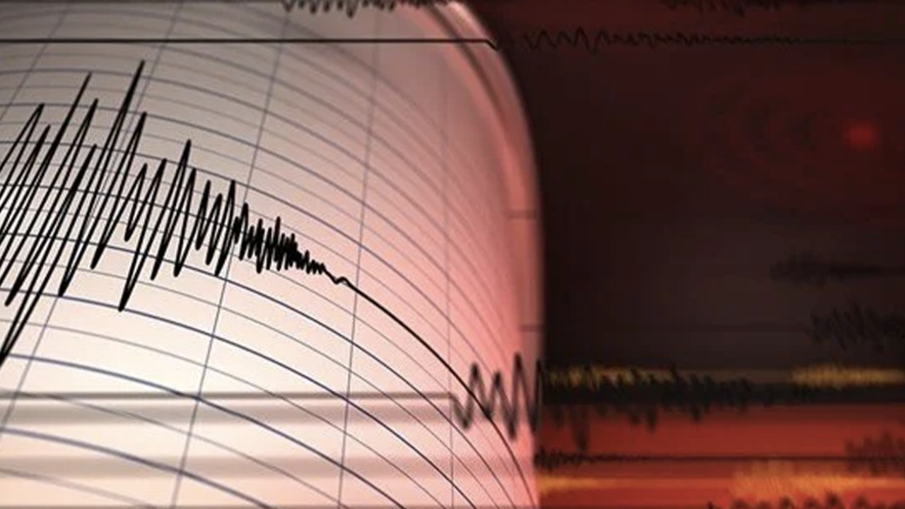 Endonezya'da 7.3 büyüklüğünde deprem! Tsunami uyarısı