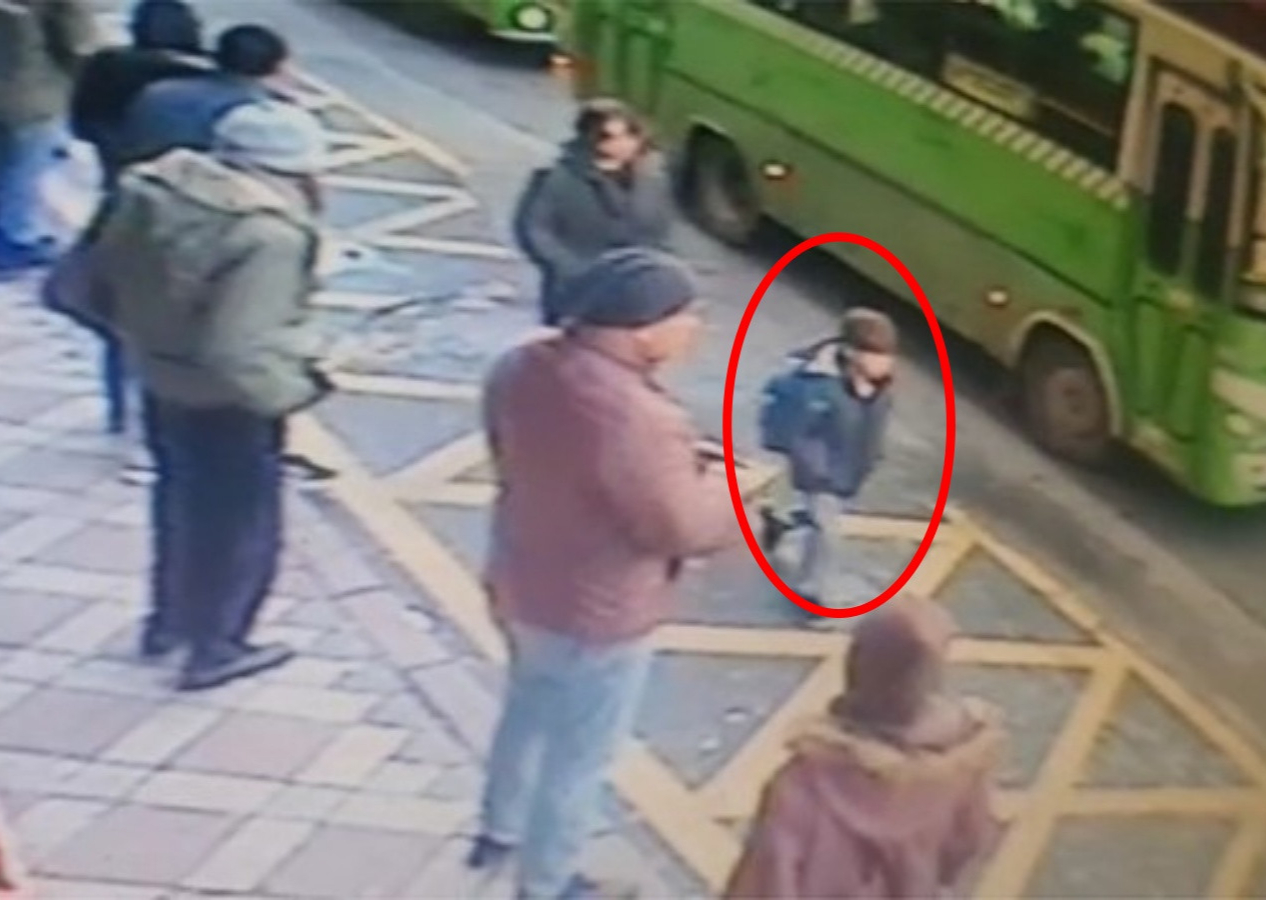 Özel halk otobüsünün çarptığı 8 yaşındaki Ömer hayatını kaybetti... Son anları kamerada...