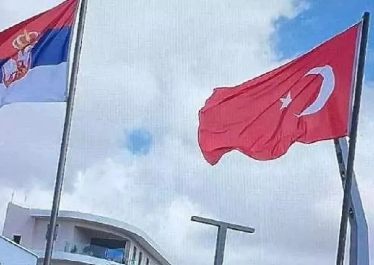 Güney Kıbrıs'ta büyük skandal! Türk bayrağını kaldırdılar