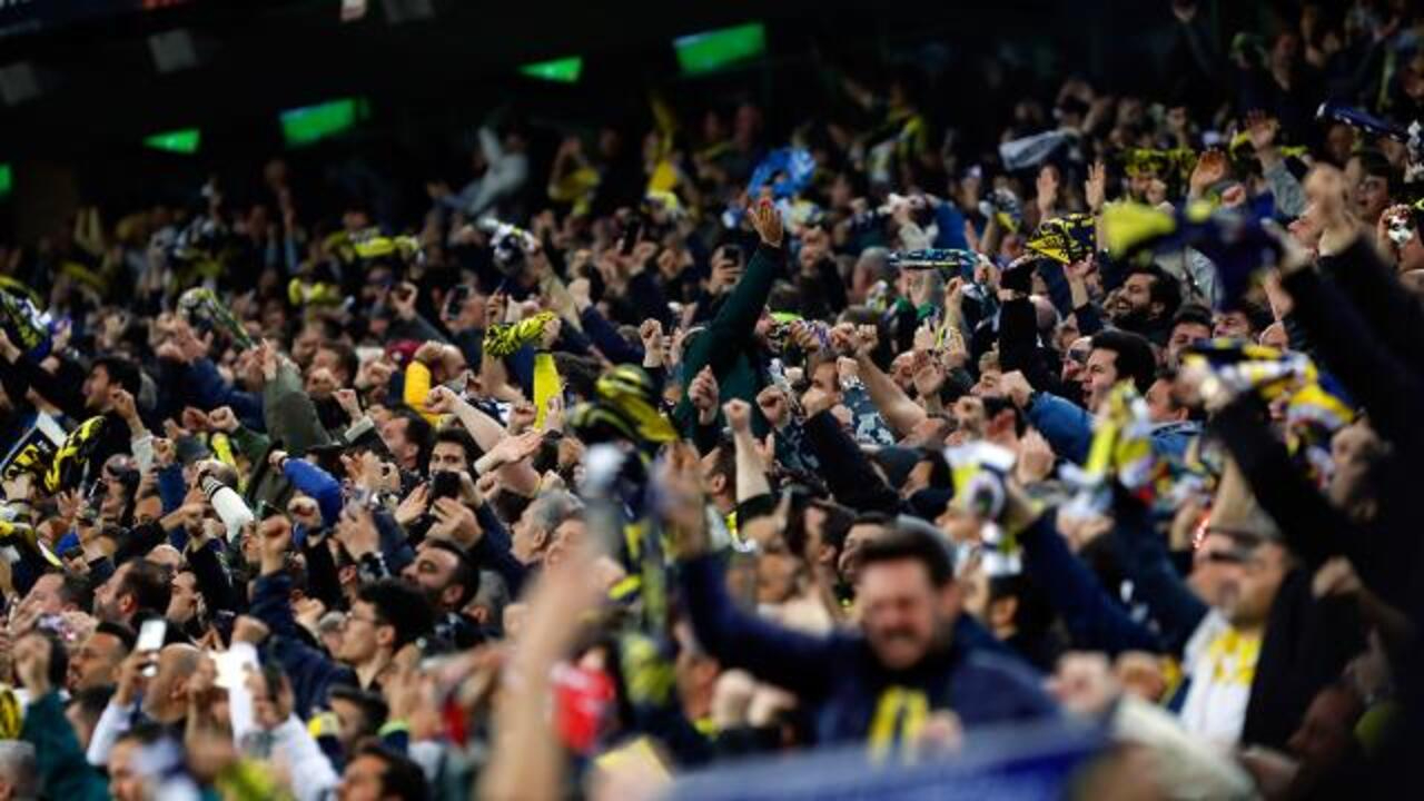 Fenerbahçe'den sahaya madde atan taraftarlara ömürlük ceza!