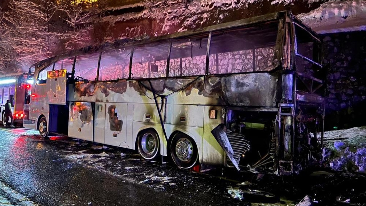 Polisleri taşıyan otobüs alev topuna döndü!