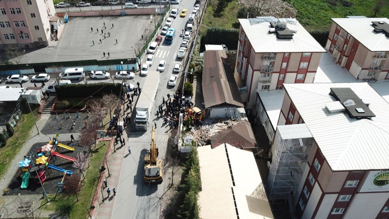 Hiranur Vakfı binasının kaçak bölümleri İBB ekiplerince yıkıldı