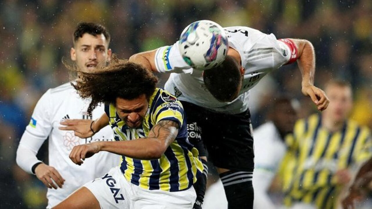 Fenerbahçe - Beşiktaş derbisinde şoke eden sakatlık! Oyuna devam edemedi...