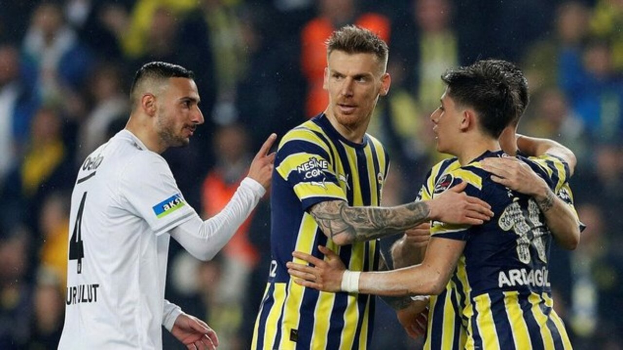 Fenerbahçe - Beşiktaş derbisinde ortalık karıştı!