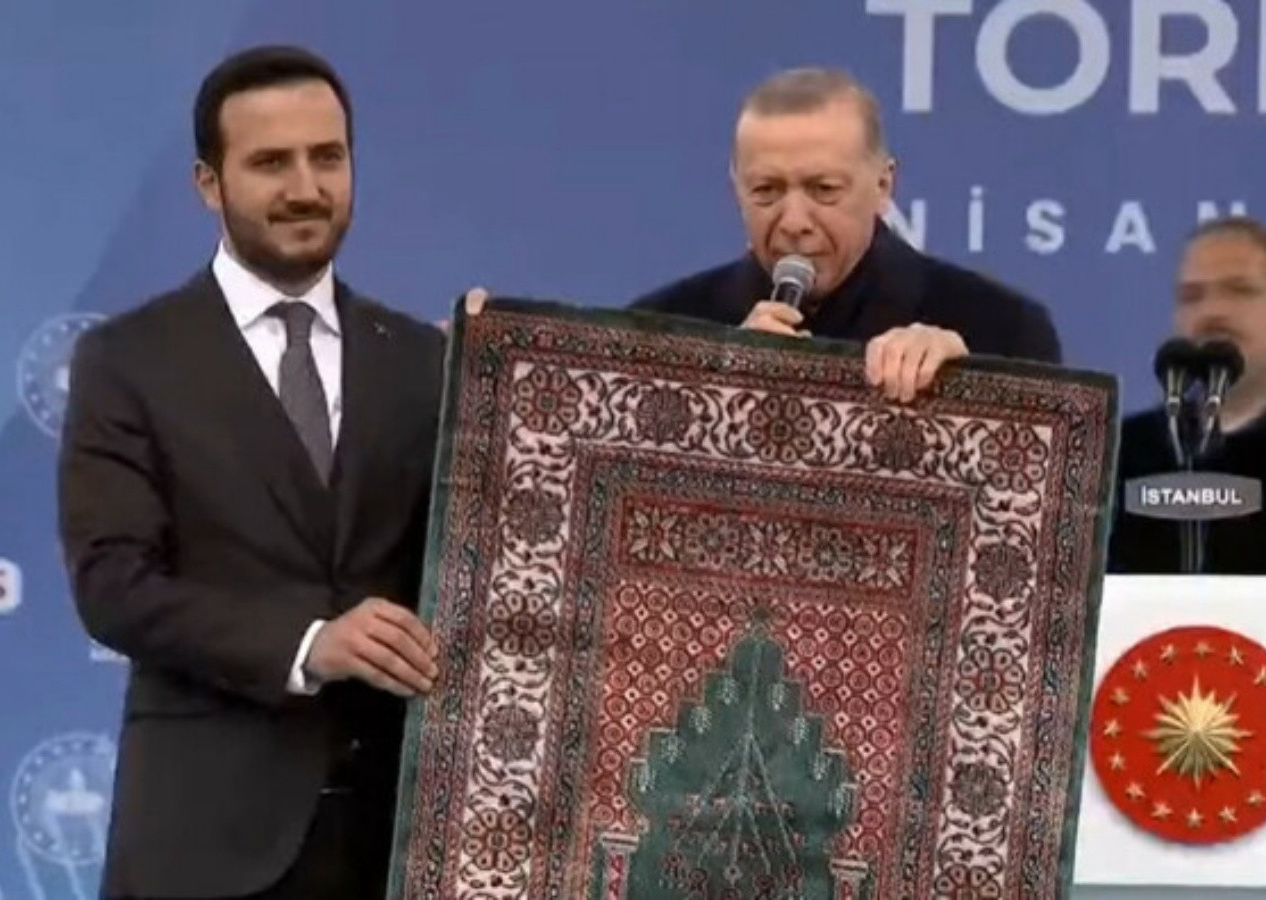 Bağcılar Belediye Başkanı Özdemir'den Erdoğan'a seccade hediyesi! "15 Mayıs'ta şükür namazı kılabiliriz"