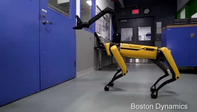 Robot arkadaşı için kapıyı açan robot!