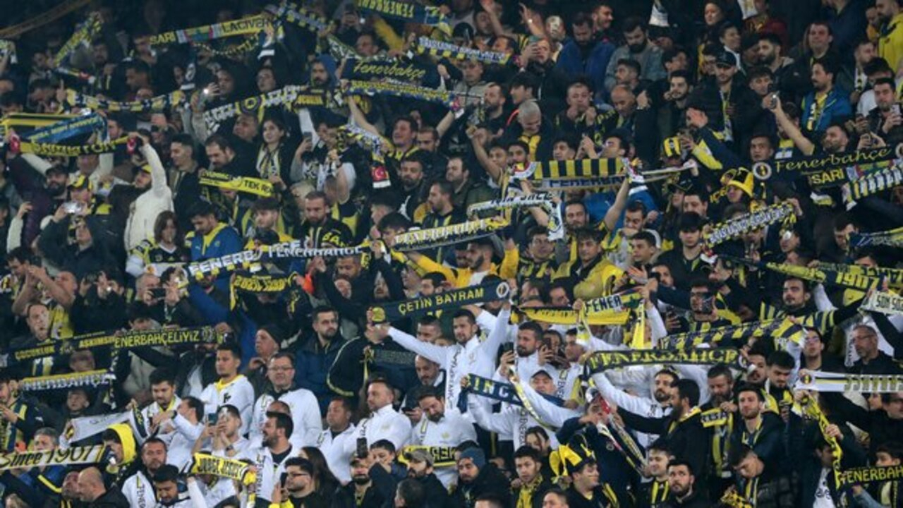 Kadıköy'de Fenerbahçe taraftarlarından büyük tepki: Yönetim istifa!