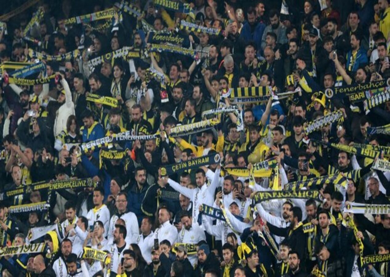 Kadıköy'de Fenerbahçe taraftarlarından büyük tepki: Yönetim istifa!