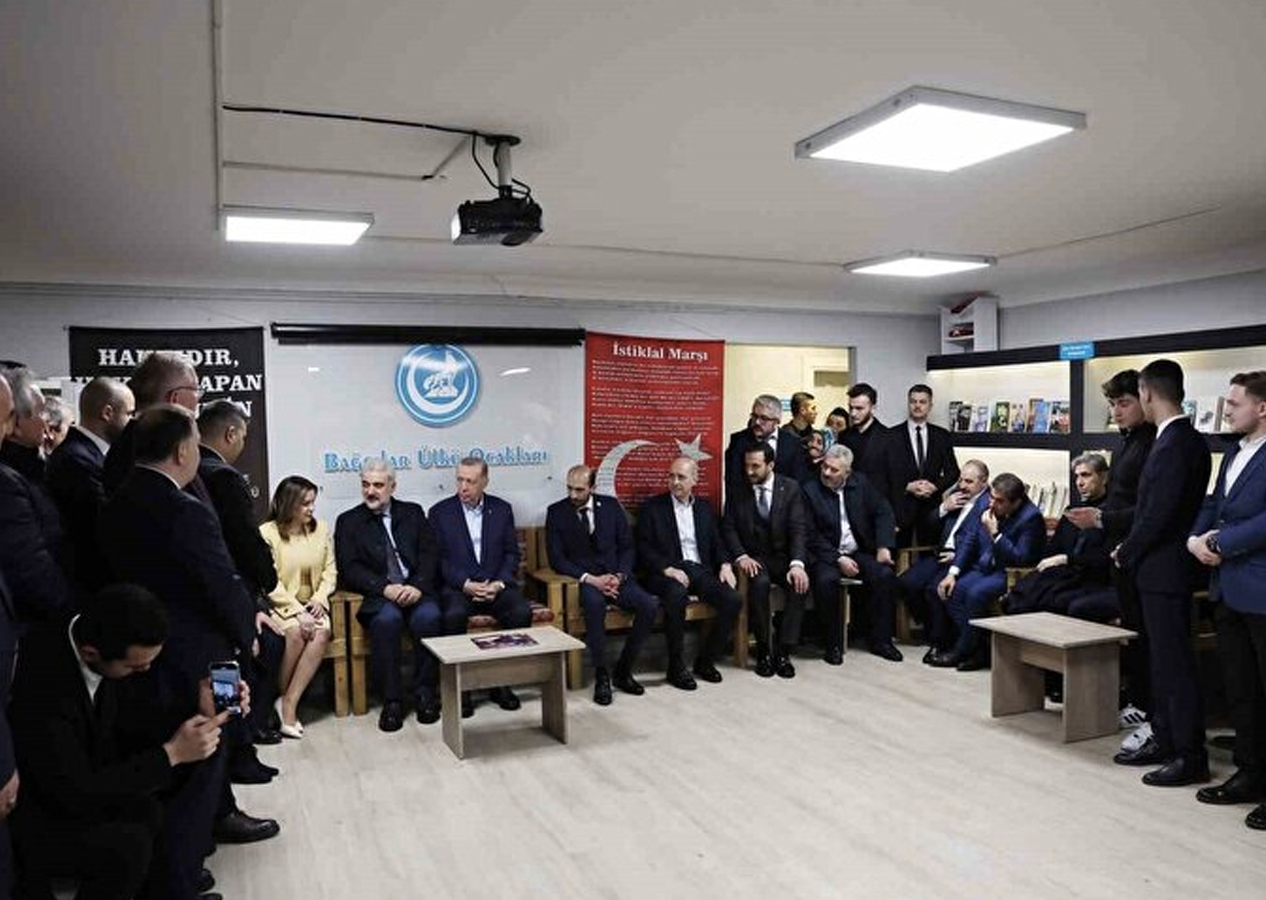 Cumhurbaşkanı Erdoğan Bağcılar Ülkü Ocakları'nı ziyaret etti
