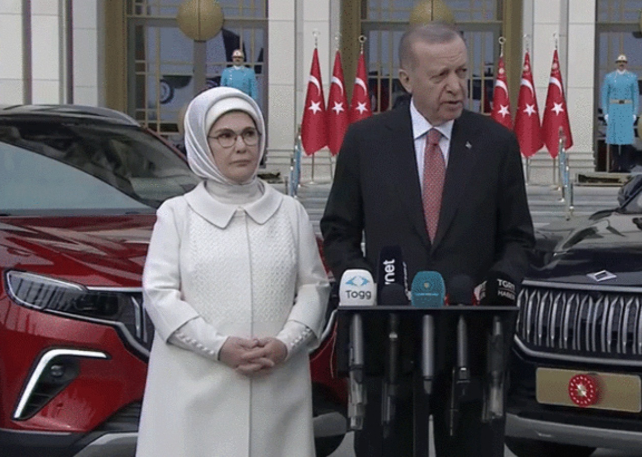 Cumhurbaşkanı Erdoğan, eşi Emine Erdoğan ile birlikte ilk Togg'u teslim aldı! Plakada dikkat çeken detay...