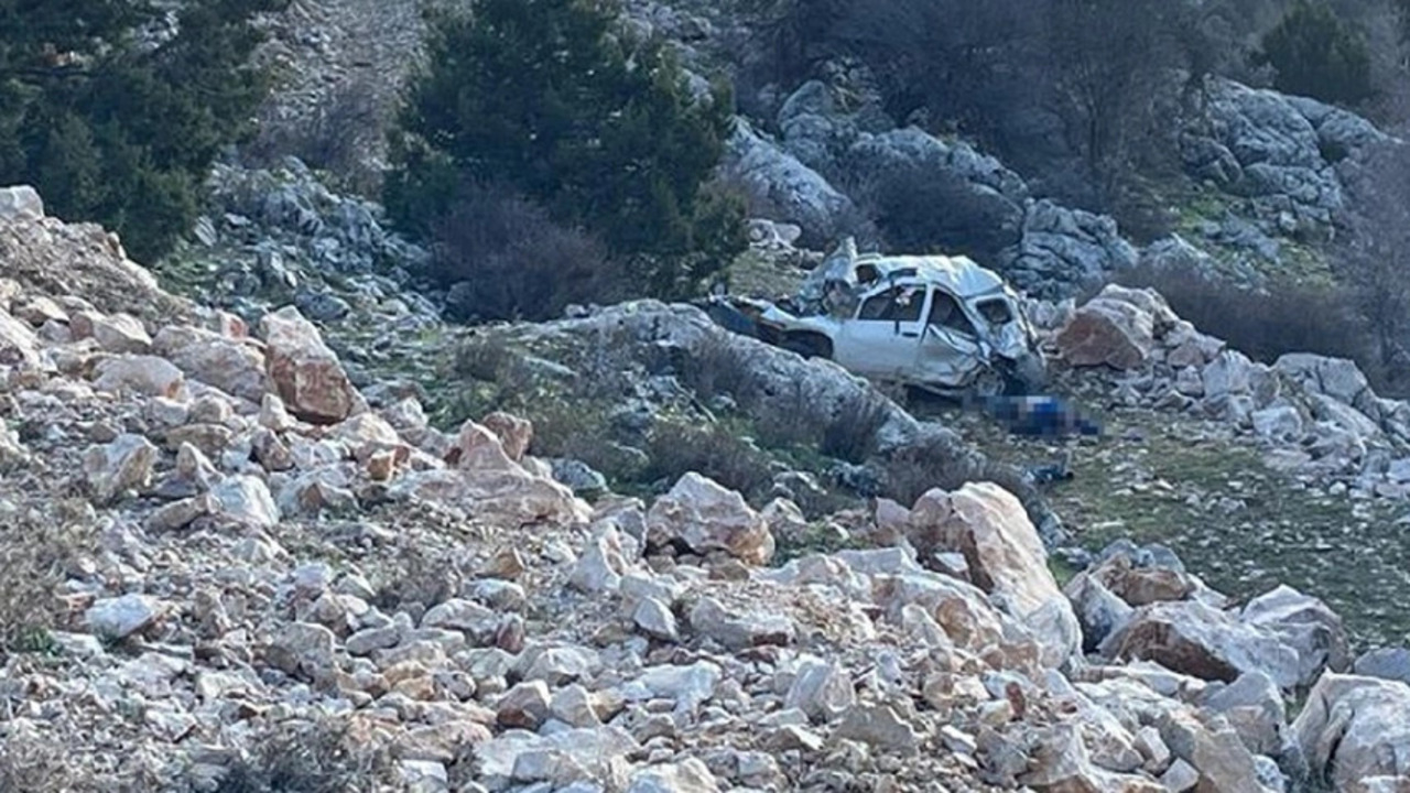 Karaman'da feci kaza, dağ yolunda takla attılar!