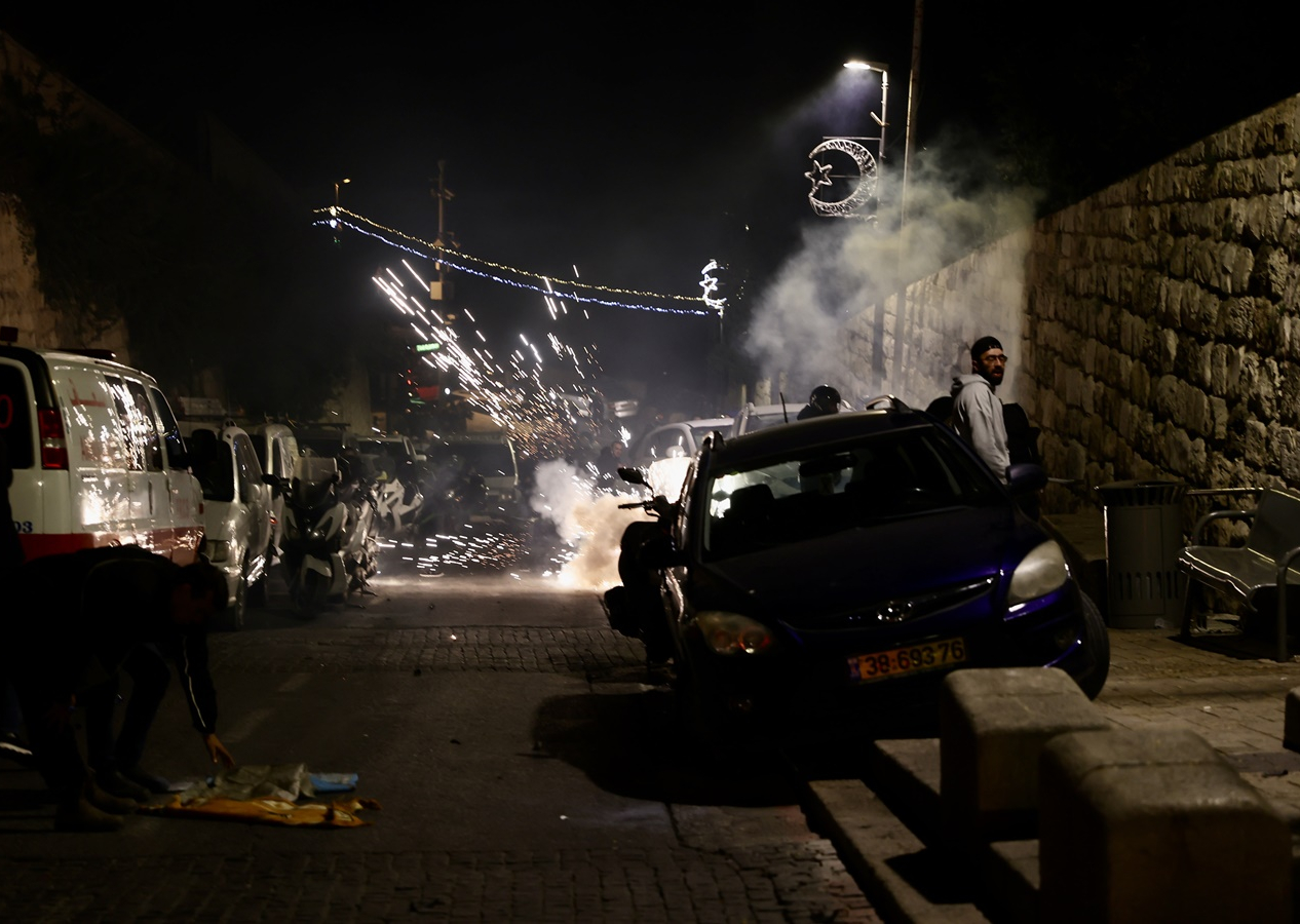 İsrail'den Mescid-i Aksa'ya baskın! Ses bombası ve mermilerle saldıran polis 200 kişiyi gözaltına alındı