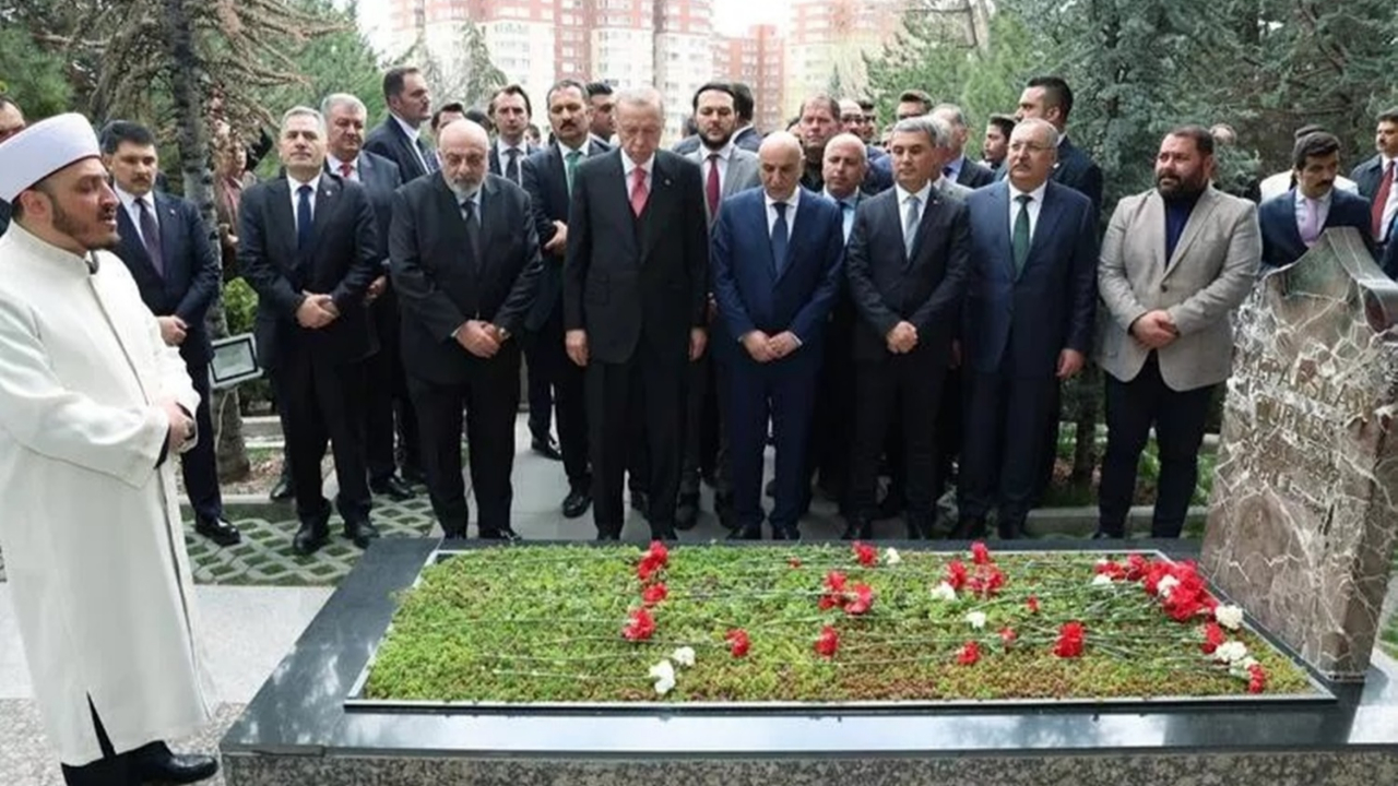 Cumhurbaşkanı Erdoğan'dan Alparslan Türkeş'in mezarına ziyaret