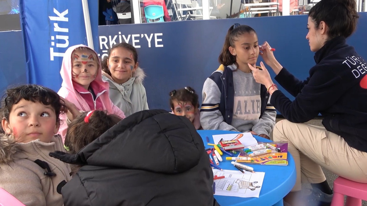 Türk Telekom TIR'ında depremzede çocuklar afetin izlerini oyunlarla silmeye çalışıyor