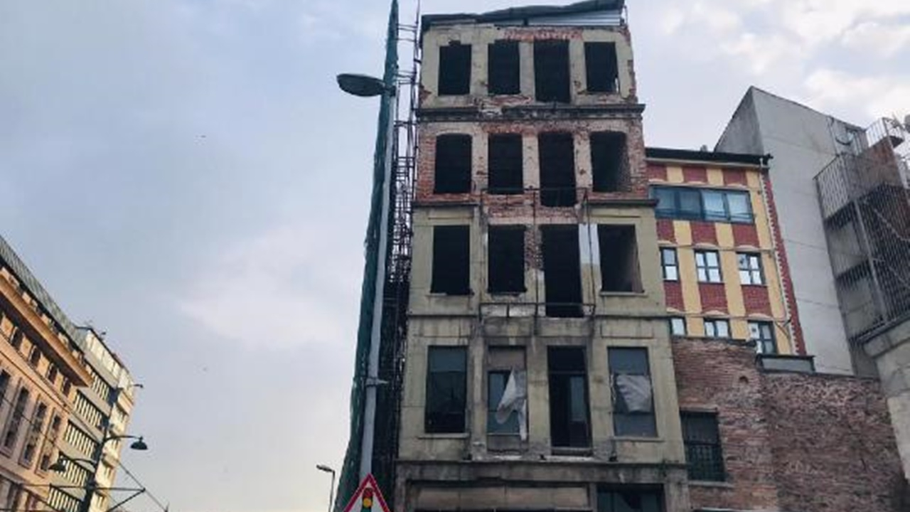 5 katlı binada çökme riski! Yol, araç ve tramvay trafiğine kapatıldı