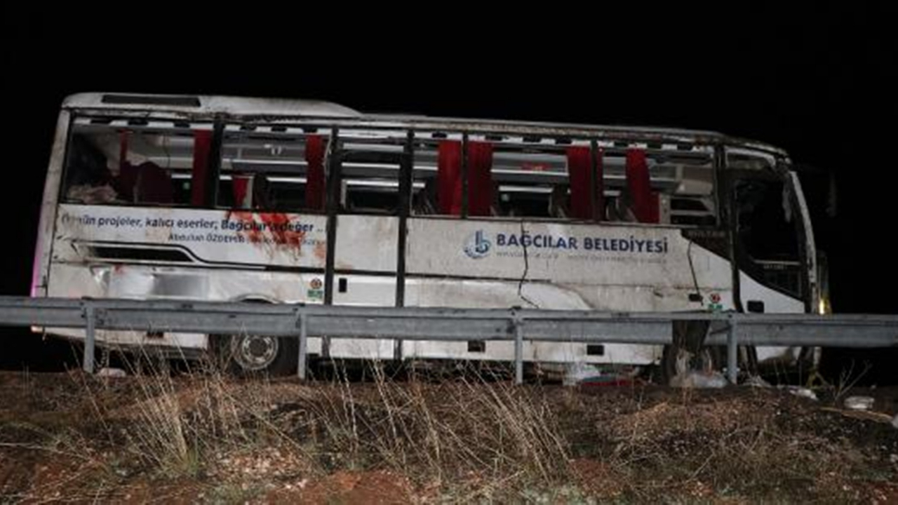 Deprem bölgesinde çalışan Bağcılar Belediyesi personelini taşıyan midibüs devrildi! 3 ölü, 19 yaralı
