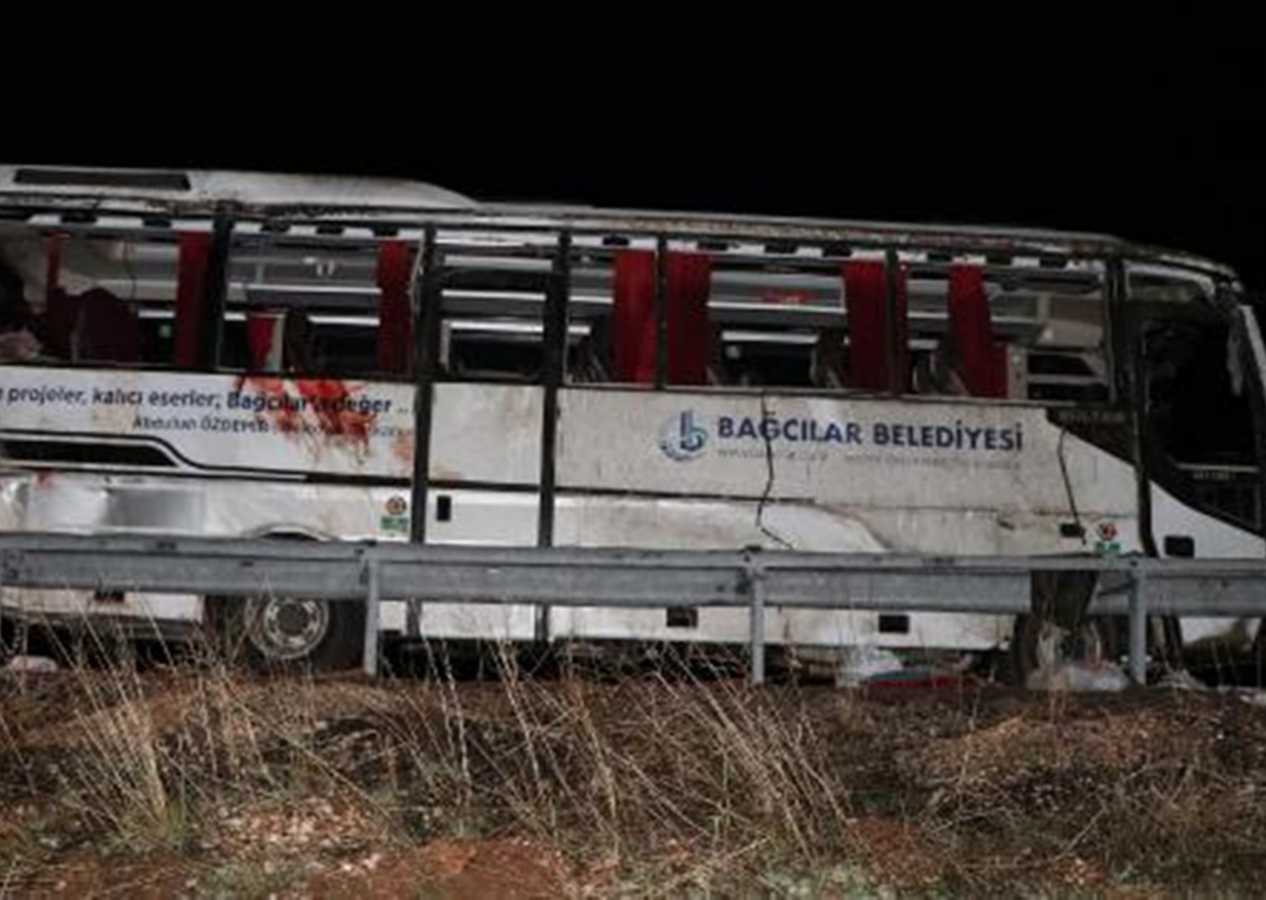 Deprem bölgesinde çalışan Bağcılar Belediyesi personelini taşıyan midibüs devrildi! 3 ölü, 19 yaralı
