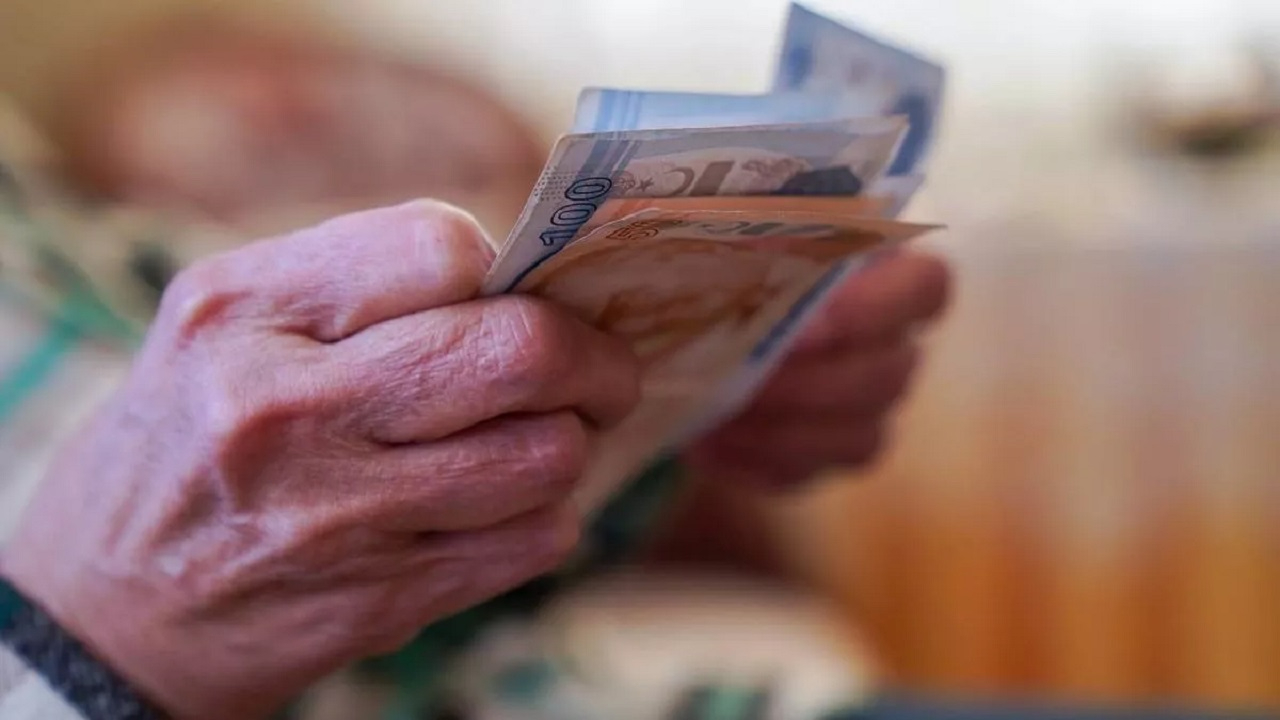 Nisan ayı emeklilerin ayı olacak! Maaş zammı, ikramiye ödemesi derken 8 bin 500 TL'lik karşılıksız ödeme de hesaplara yatırılmaya başlandı!