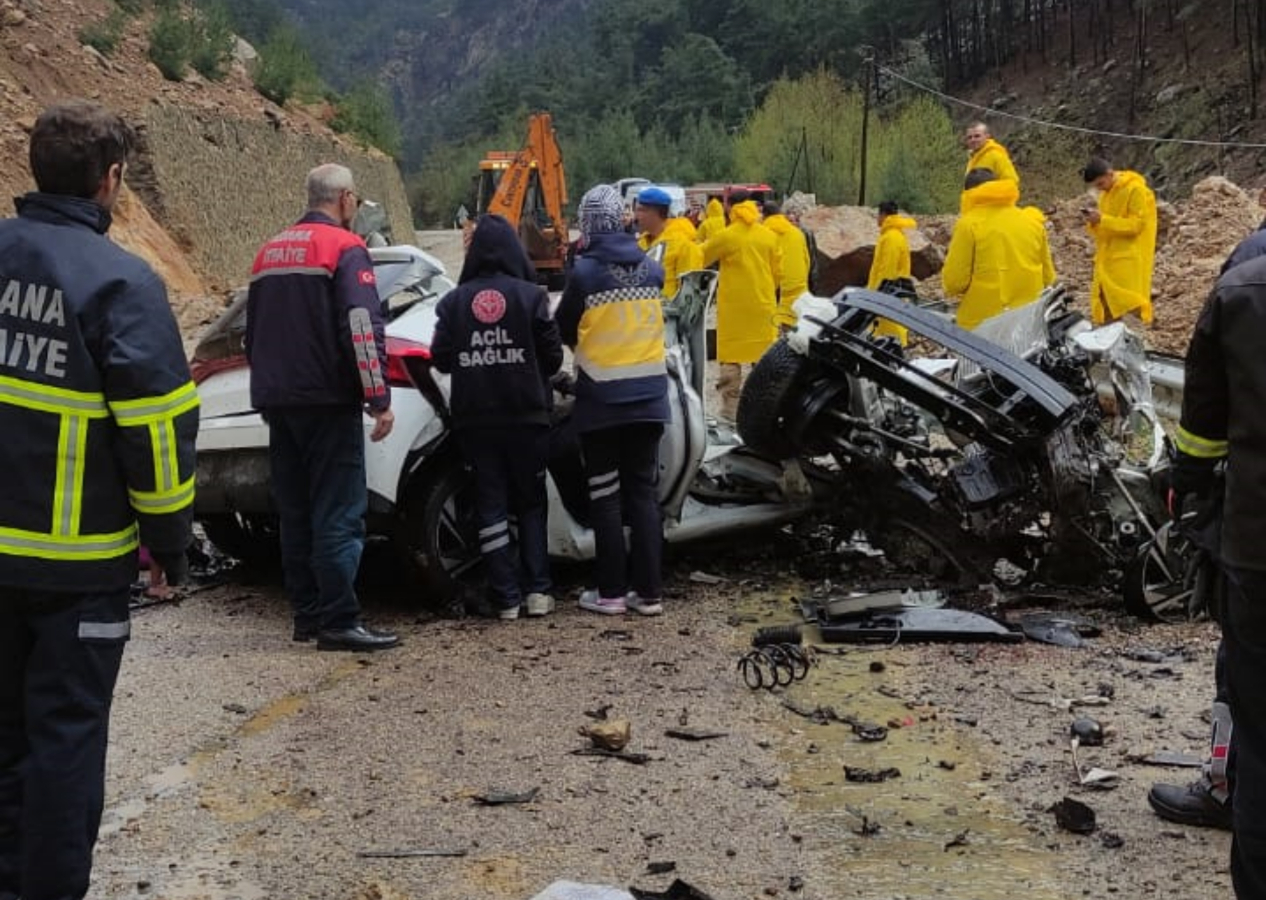 Adana'da korkunç olay! Üzerine kaya devrilen otomobildeki 4 öğretmen hayatını kaybetti
