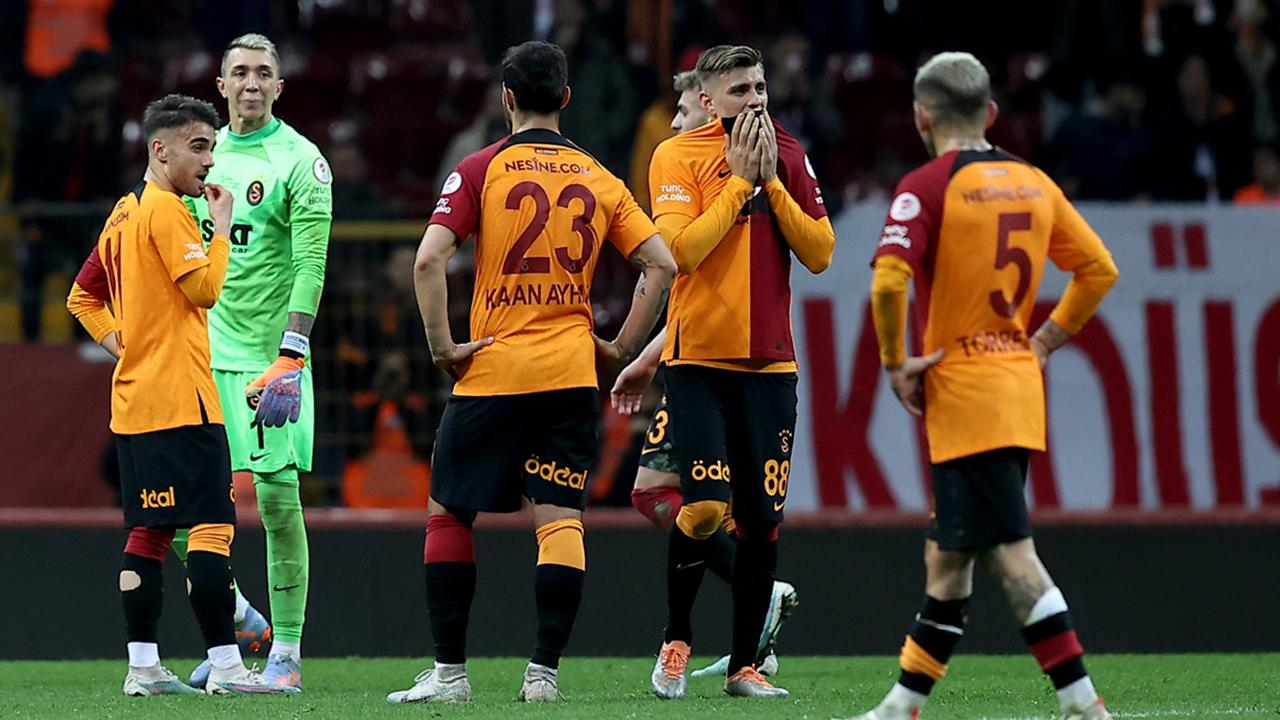 Galatasaraylı futbolculardan hakem kararlarına sert tepki!