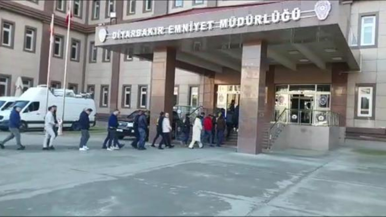 158 milyon liralık vurgun yaptılar! 'Deprem ve Togg kredisi' dolandırıcılarına 'Paravan' operasyonu: 25 gözaltı