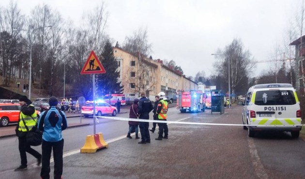 Helsinki'de araç kalabalığın arasına daldı...