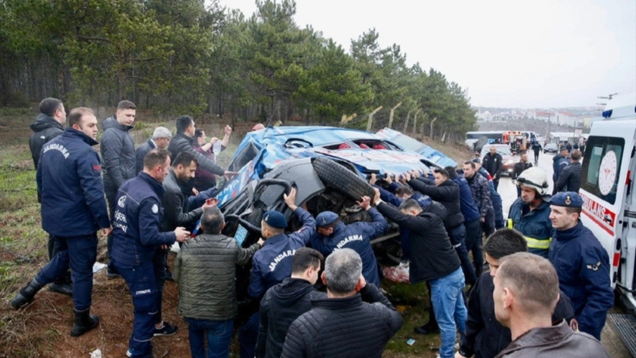Eskişehir'de zincirleme kaza! 12'si asker 14 kişi yaralandı...