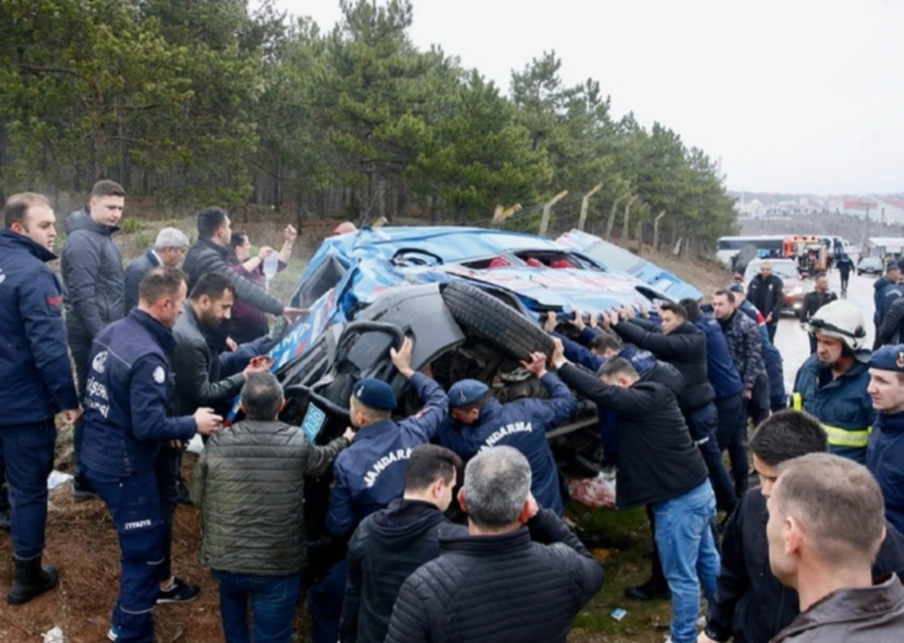 Eskişehir'de zincirleme kaza! 12'si asker 14 kişi yaralandı...
