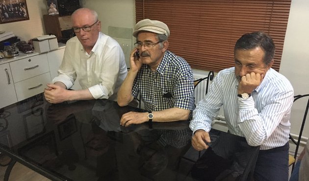 Başkan Yılmaz Büyürerşen'e yumruk atıp, silah çektiler...
