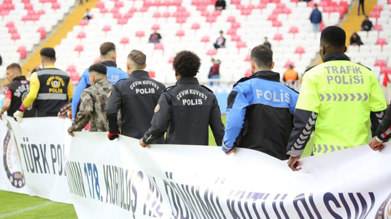 Sivassporlu futbolcular maça polis kıyafetiyle çıktı