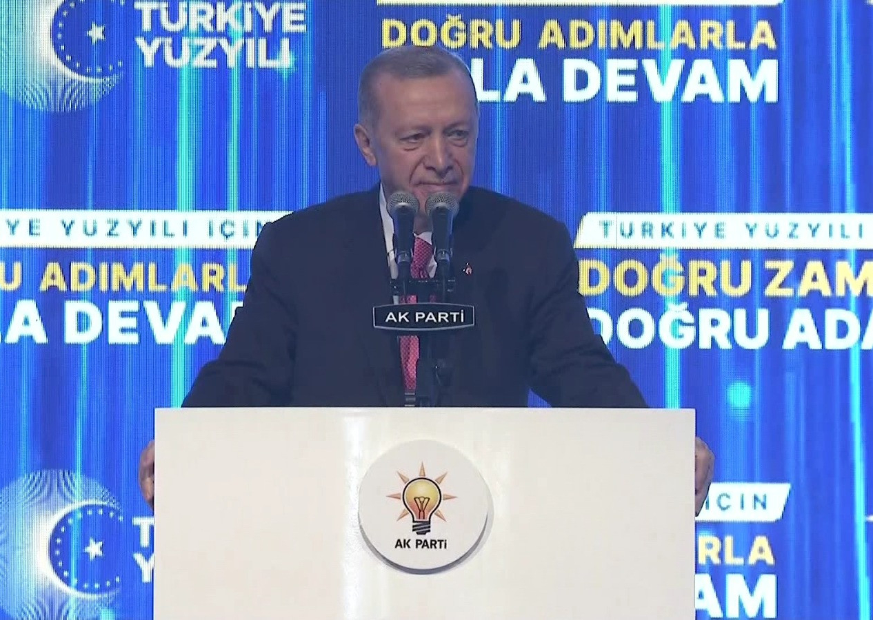 Erdoğan, AK Parti seçim beyannamesini açıkladı! "Kamuda mülakat kaldırılacak, emeklilik yaşı esnetilecek"