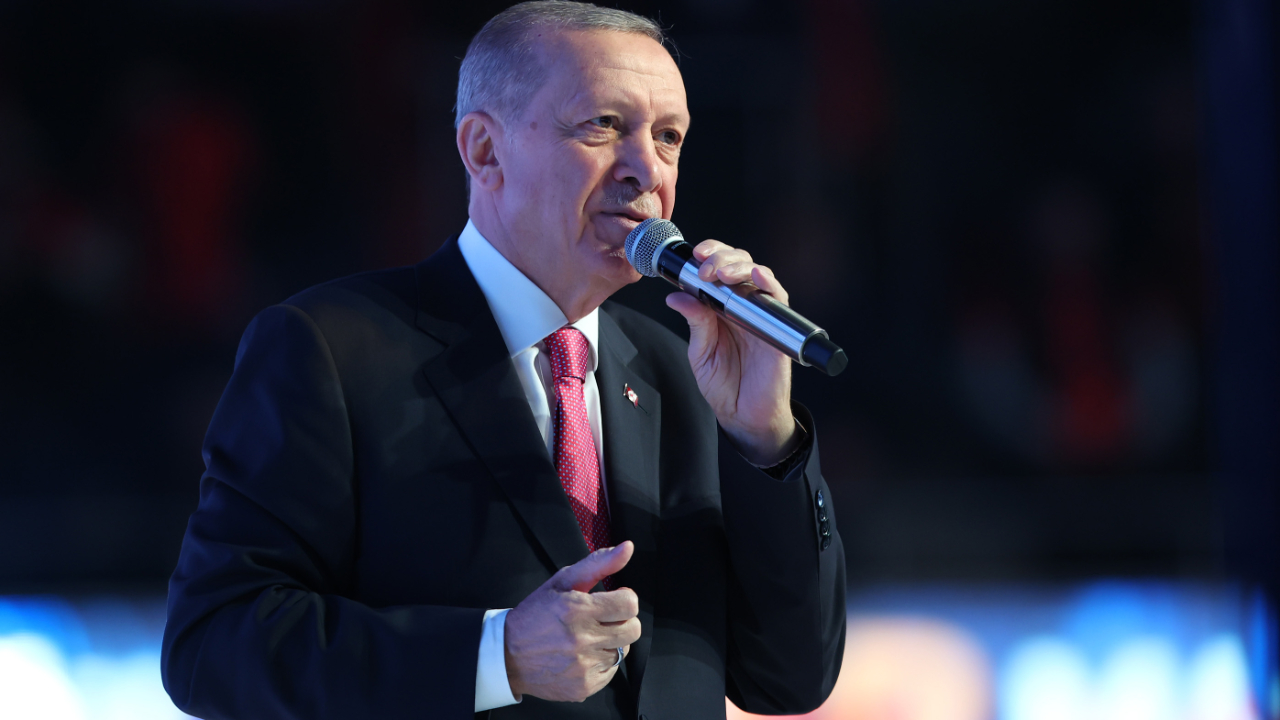 Erdoğan'dan gençlere müjdeler art arda: Cep telefonu ve bilgisayarda vergi muafiyeti geliyor!