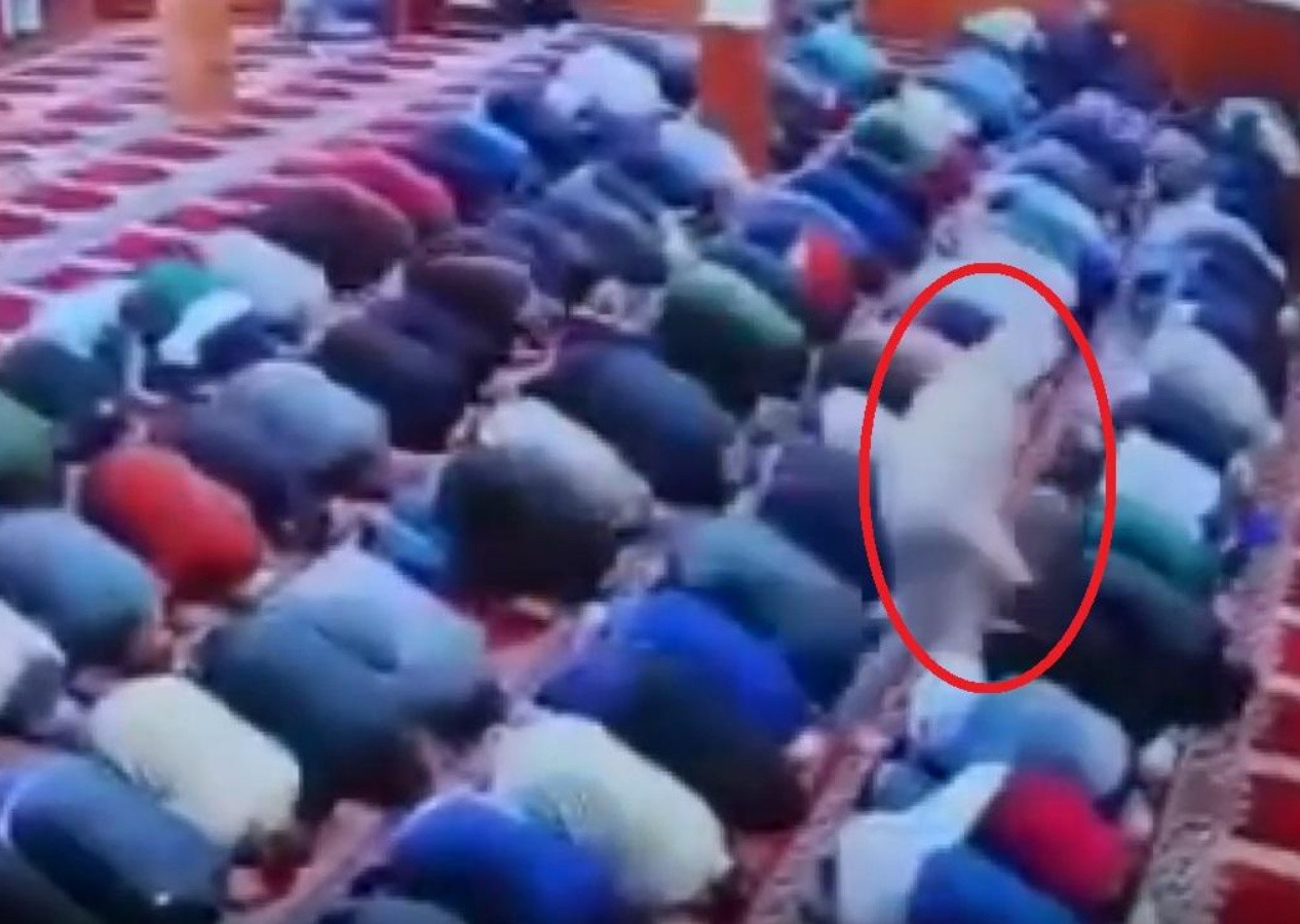 ABD'de imama bıçaklı saldırı! Sabah namazını kıldırırken sırtından bıçaklandı!