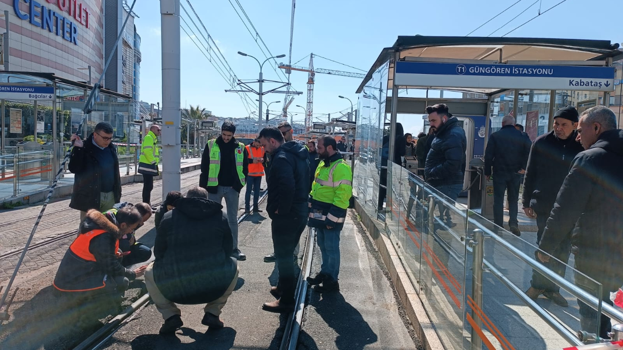 İstanbul'da tramvay raydan çıktı! Seferler yapılamıyor