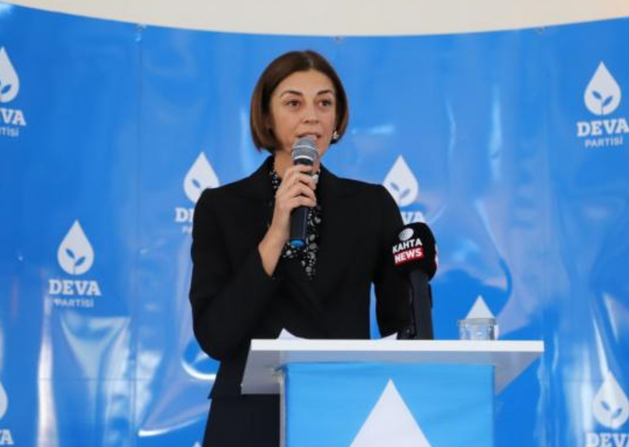 DEVA Partisi'nde gece yarısı şok istifa! Genel Başkan Yardımcısı Helün Fırat, DEVA Partisi'nden istifa etti...