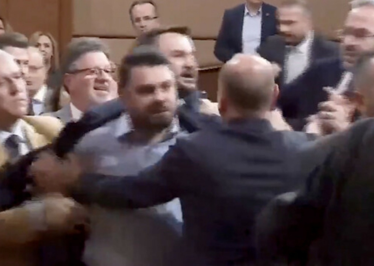 İBB Meclisi'nde tansiyon yükseldi! "Cami sattın" suçlaması sonrası gergin anlar...