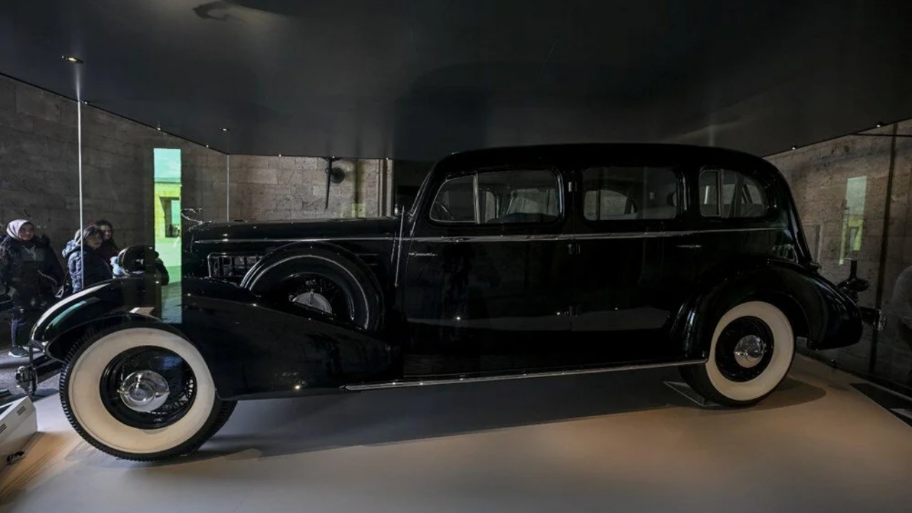 Atatürk'ün restore edilen Cadillac markalı otomobili Anıtkabir'de ziyarete açıldı