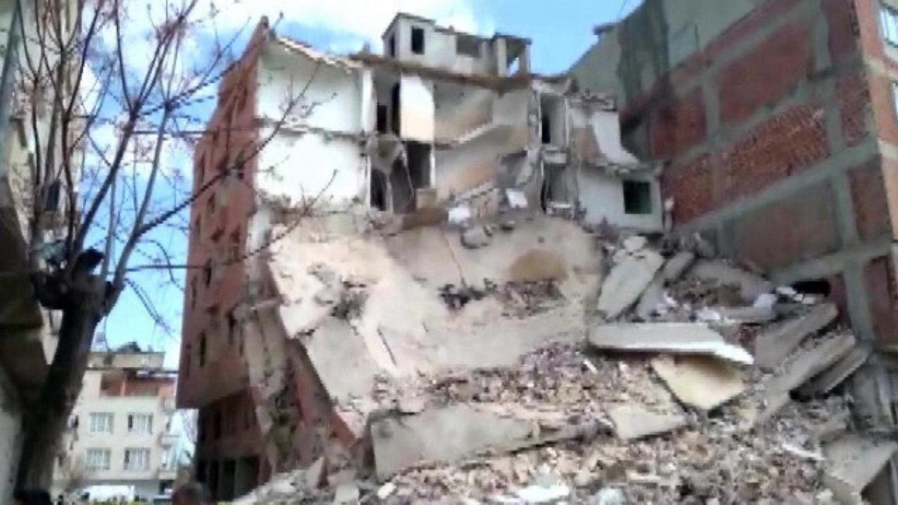 Kilis'te 5 katlı ağır hasarlı bina çöktü! Arama kurtarma çalışmaları başladı