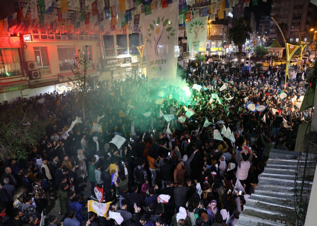 HDP'nin açılışında PKK ve teröristbaşı Öcalan sloganları! Polis müdahale etti