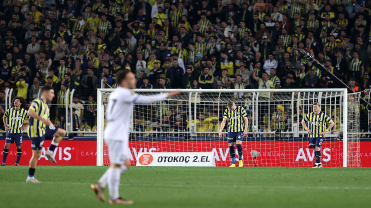 Kadıköy'de şok tezahürat! Fenerbahçe taraftarı isyan etti...
