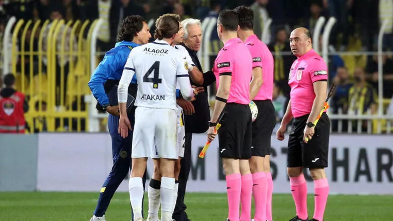 Jorge Jesus'tan sinir harbi! Devre arası sahaya girip hakeme tepki gösterdi...