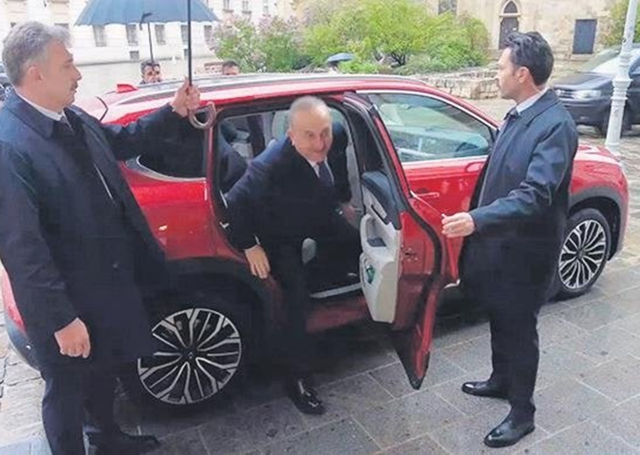 Togg Viyana'da: Bakan Çavuşoğlu, Avusturyalı mevkidaşıyla görüşmeye Togg ile gitti